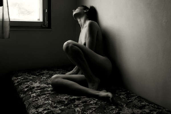 Beautiful woman, but small bed II