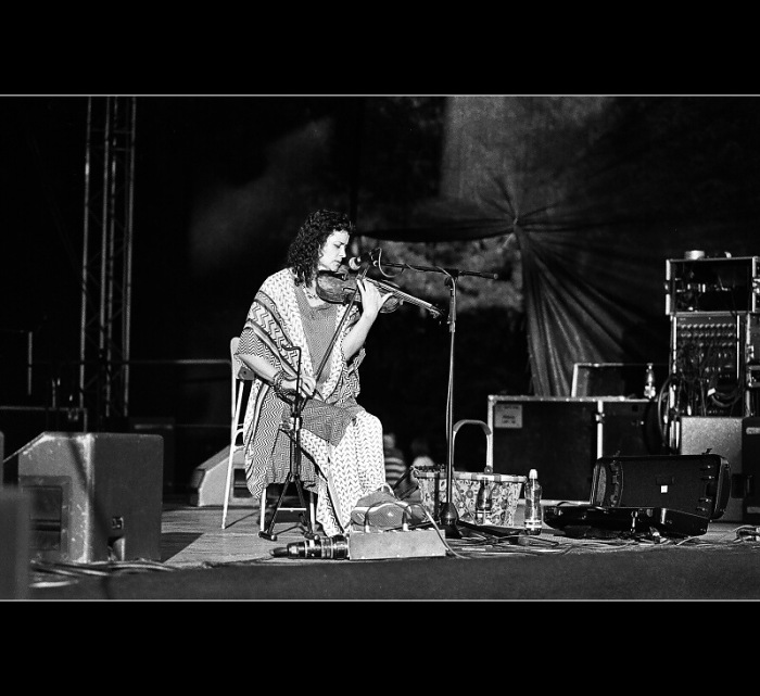 Iva Bittová Mezi ploty