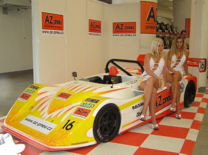 krásné auto, krásné holky