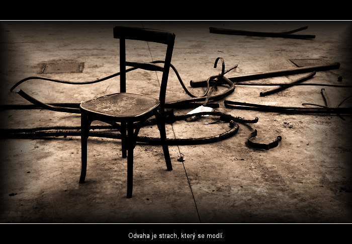 STRACH...