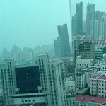 a ventilačkou proudil smog...