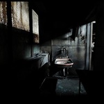 Ticho a kroky v přízemí