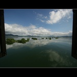 okno v přízemí je otevřené ...