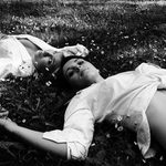 Ensemble parmi les fleurs