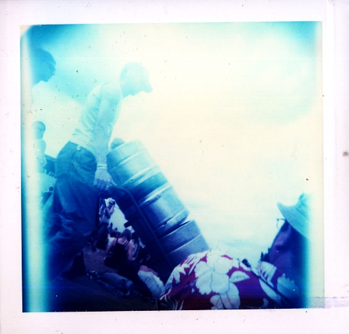 žižníkov 07 :: havajský turista nepokrytě zírá na bečky s napalmem