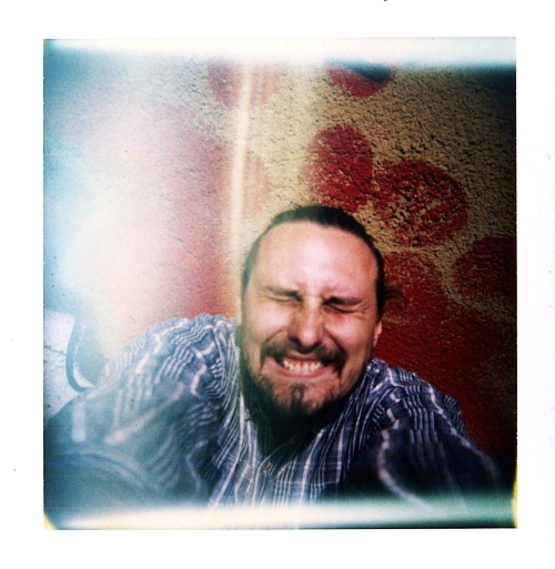 Fotografie původně zobrazující úsměv, ale výsledkem děsivě připomínající kakakřeč