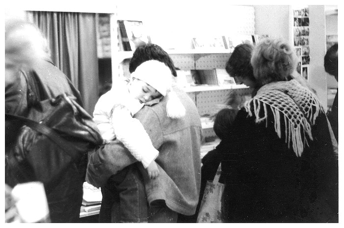 Předvánoční nákupy  v Dětském domě    Praha 1 (1982)