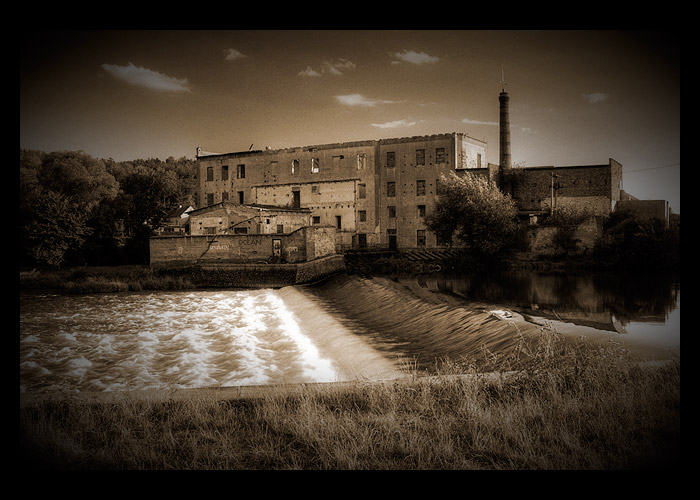 Stará továrna u splavu