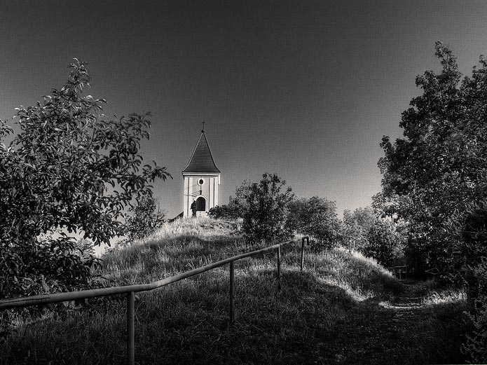 Zlíchovský kostelík večer