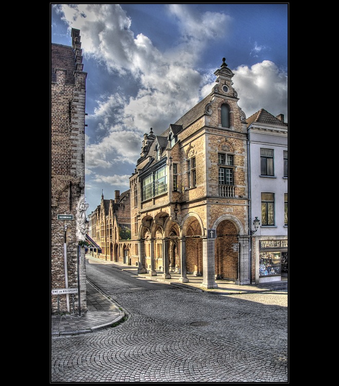 Náměstíčko s bílou madonou