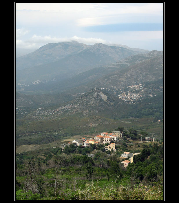 Dedinka v udoli