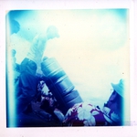 žižníkov 07 :: havajský turista nepokrytě zírá na bečky s napalmem