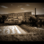 Stará továrna u splavu