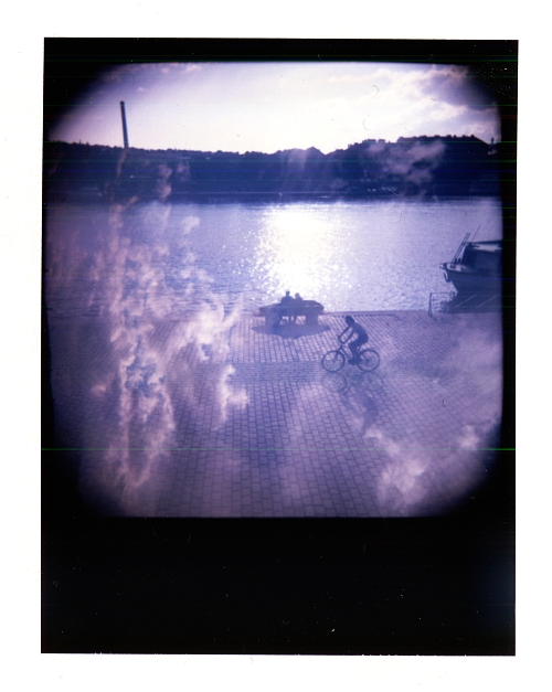 KJB :: Romantický výhled na cyklistu, lavičku, dva homosexuály a Smíchov