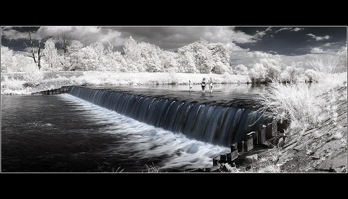 Tři Viktorky u splavu