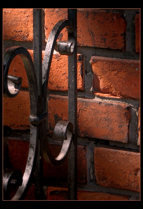 ** Zátiší s cihlou a železem **