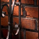 ** Zátiší s cihlou a železem **