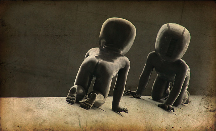 zkamenělý dítě...