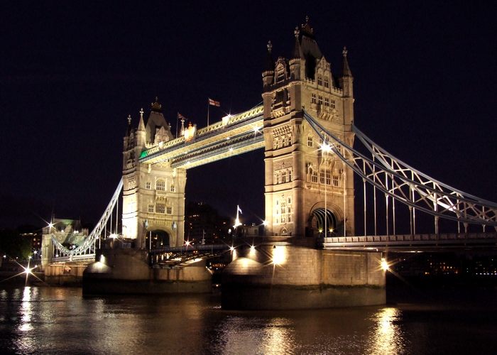 Večerný Tower bridge