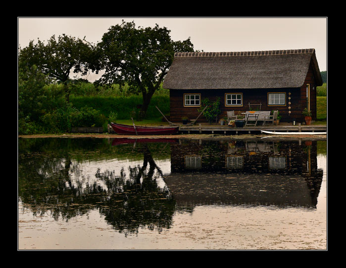 Chaloupka u vody...