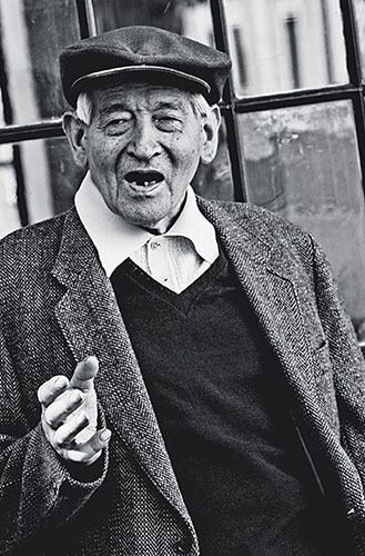 Pan stoji a hovori historky z mladych cias...pre Vita.)