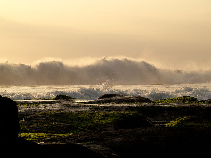Příboj u Tanah Lot