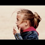 Julie a vítr, který si pohrával s jejími vlasy