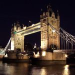 Večerný Tower bridge