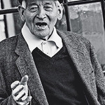 Pan stoji a hovori historky z mladych cias...pre Vita.)