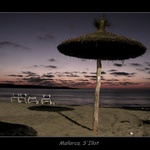 Pláž na Mallorce před východem slunce.