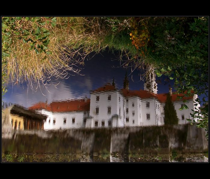 zahalený