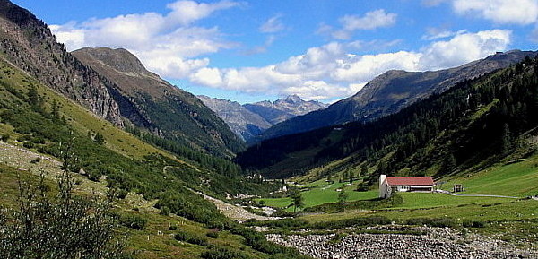 chaloupka v alpském údolí