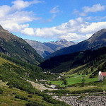 chaloupka v alpském údolí