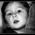 Zvědavě na mě vyhlížela zpoza máminy sukně ;)