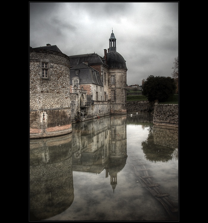 Dvě labutě na chateau d'Etoges