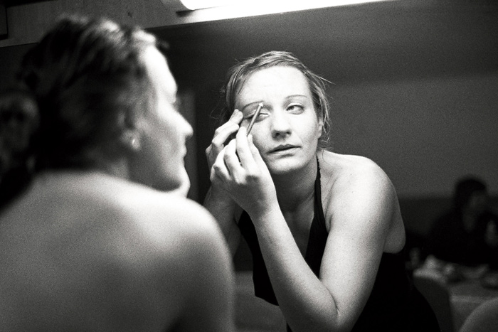 než se zvedne opona