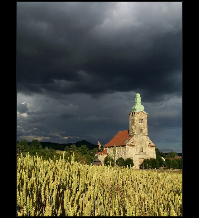 před bouřkou
