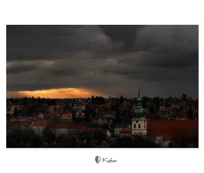 -[MĚSTO VSTÁVÁ]-