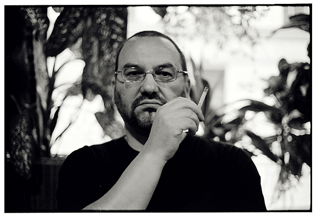 portret umelce jako mladeho muze s rukou