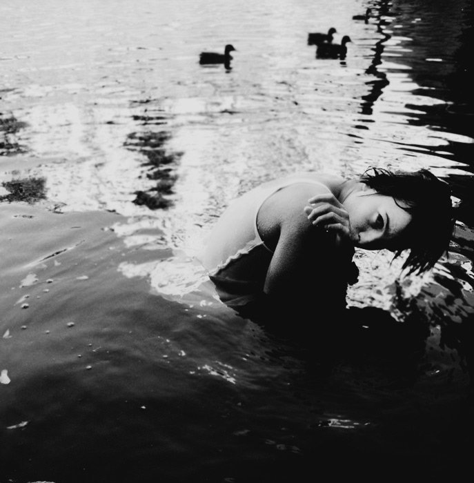 to je ten obrazek s vilou, vltavskyma kachnickama a sluncem na vlnach, ach!