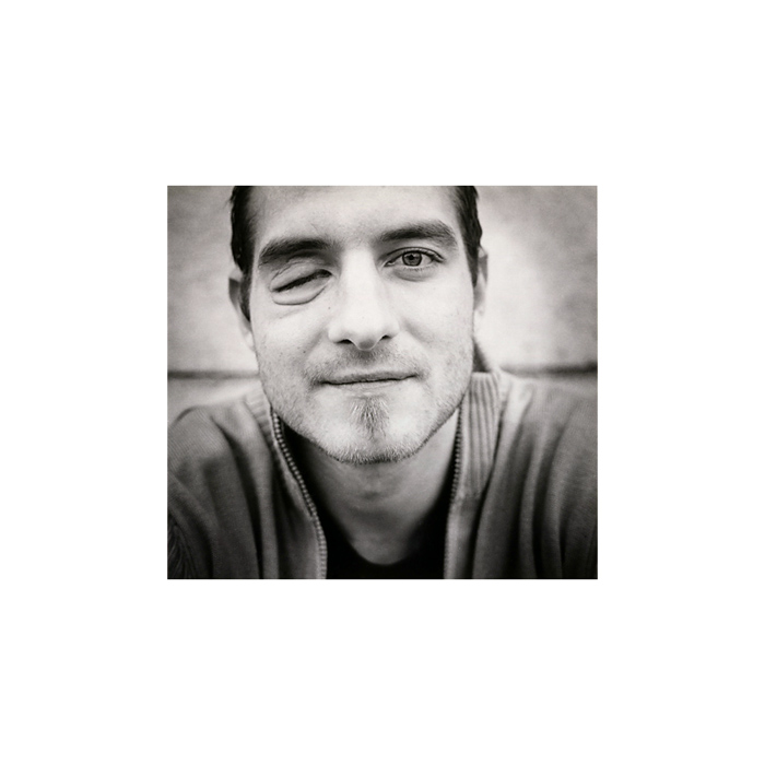 Jedna ruka netleská, ale jedno oko pořád vidí.