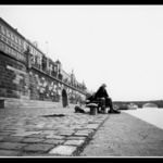 rybář na nábřeží