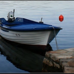 Modrá loďka u červené bojky