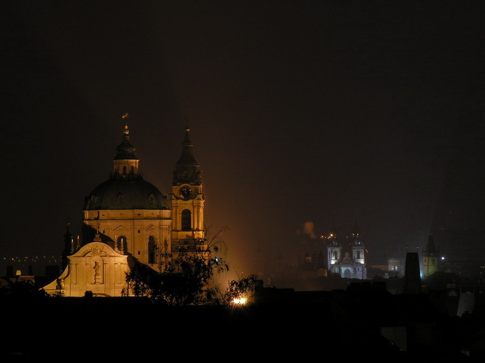 večer z mého prozatimního pokoje