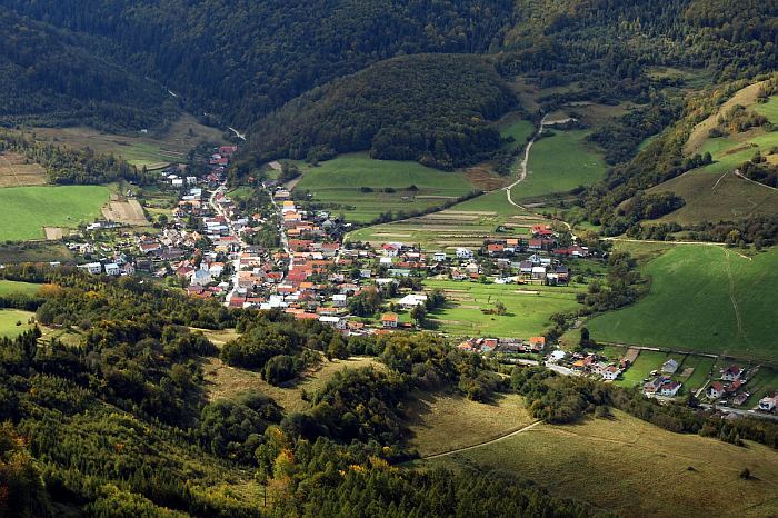 Dedinka v údolí