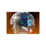 serie zo spendlikovej dierky medzi chodcami na priechode pre chodcov