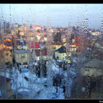 Město přes slzy okna