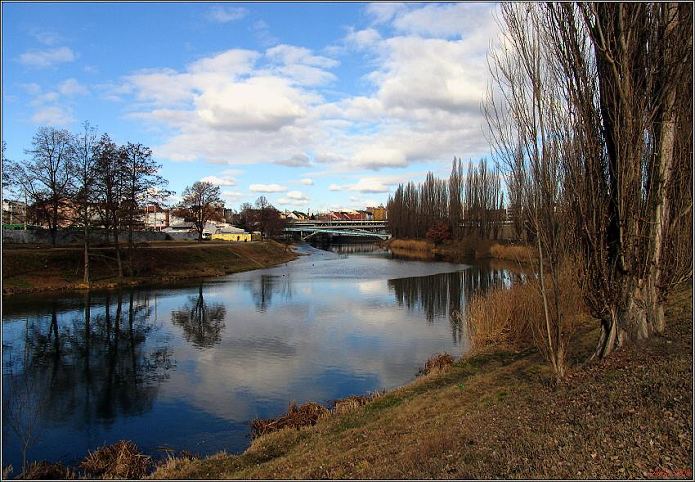 Mraky nad řekou