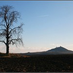 A v pozadí Házmburk