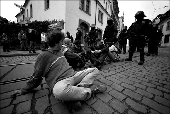 Antifašisté protestující v sedě